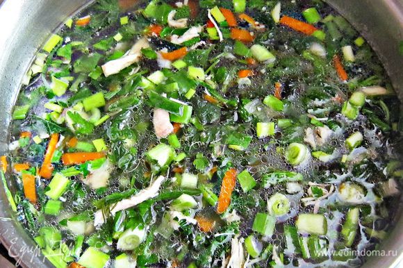 Зелёный лук, зелень петрушки и укропа порезать и также положить в суп. Досолить по вкусу. Варить еще 10 мин