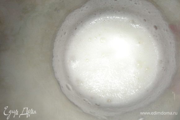 Белки тщательно взбить с сахарной пудрой (добавлять ее постепенно) до белого цвета.