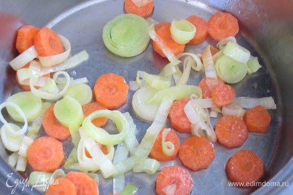 Положить морковь и обжарить всё вместе 3 минуты.