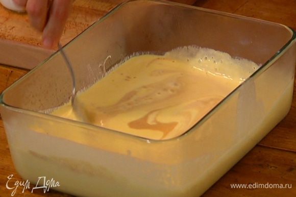 Перелить желтково-молочную смесь в пластиковую емкость, влить 50–70 мл эспрессо, перемешать и закрыть крышкой.