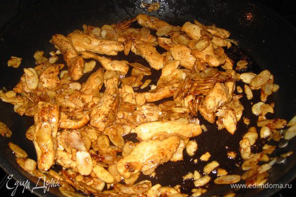 Курицу нарезать ВДОЛЬ ВОЛОКОН на полоски толщиной 8-10 мм. Жарить на среднем огне, добавить соевый соус, перец, соль по вкусу. За пару минут до готовности добавить орешки. Выложить поверх салата.