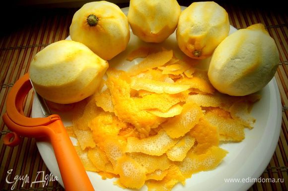 Лимоны можно убрать в пакет в холодильник и использовать, например, в выпечке или залить кусочки медом и добавлять потом в чай.
