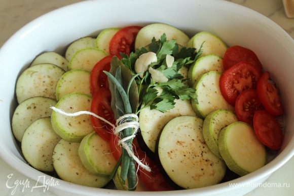 Положить букет гарни и раздавленный чеснок на овощи, посыпать солью и перцем...
