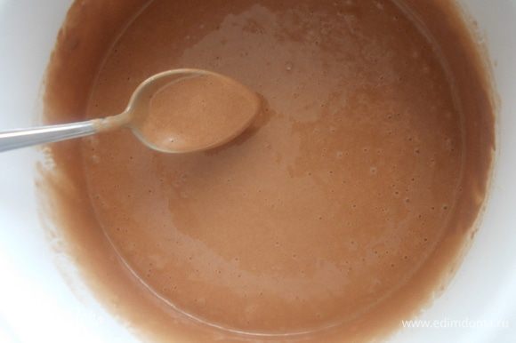 Влить горячее молоко с маслом в тесто и быстро перемешать до однородности. Тесто разделить на две части и выпекать два коржа в смазанной маслом форме при 180С. 30 минут.