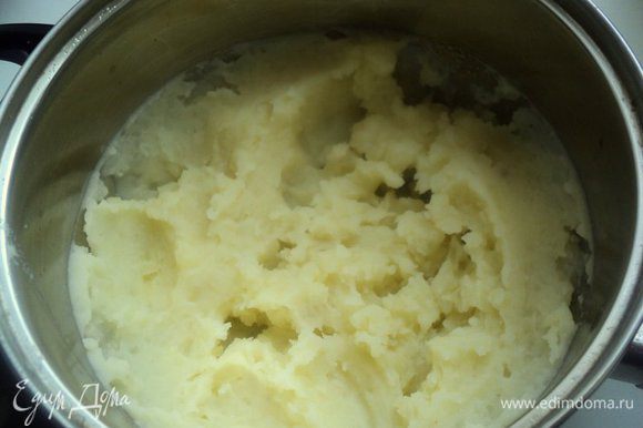 Отварить в подсоленной воде картофель, размять в пюре с небольшим количеством отвара. Часть отвара отлить для теста. Охладить до теплого состояния.