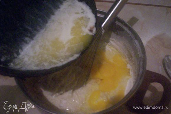 Растапливаем на медленном огне масло. Я это делаю в той же сковородке, в которой потом собираюсь выпекать блины. К полученной выше смеси добавляем растопленное масло и вбиваем яйца. Хорошо перемешиваем венчиком.