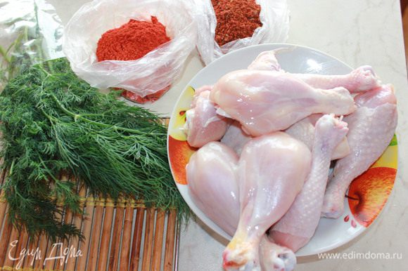 Куриные голени вымыть, просушить, посолить, приправить специями и положить в полиэтиленовый пакет на 30 минут.