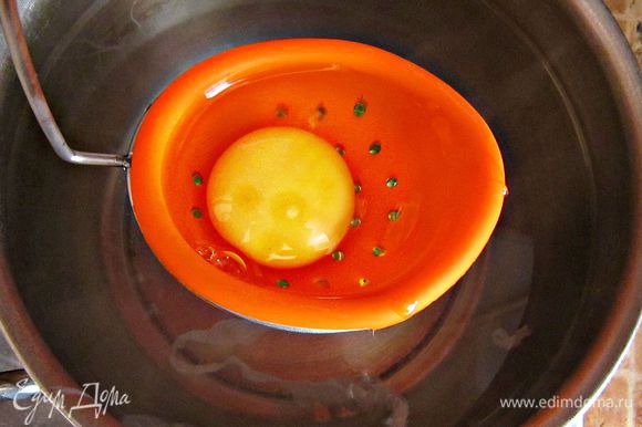 Тем временем в небольшой кастрюльке вскипятить воду (примерно 10-15 см воды) , добавить 1 ч л соли и 1 ст л столового уксуса. Уменьшить огонь до минимума. В центре кастрюльки создать воронкообразное движение и аккуратно влить яйцо (лучше предварительно разбить яйцо в миску и только потом аккуратно перелить в кастрюлю с кипящей водой).