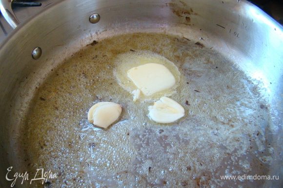 Когда вода из грибов выпарится - убираем их в сторонку, в той же посуде разогреваем масло, бросаем туда раздавленный ножом чеснок, обжариваем 1 минуту, убираем чеснок из масла