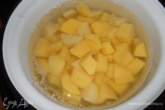 Картофель очистить, порезать кусочками и отварить до готовности, посолив по вкусу. Когда картофель сварится, слить воду. Нагреть сливки до кипения.