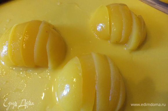 Порезать персики крупными кусочками,сопоставимыми с печенкой (прим. на 5 частей каждую половинку)
