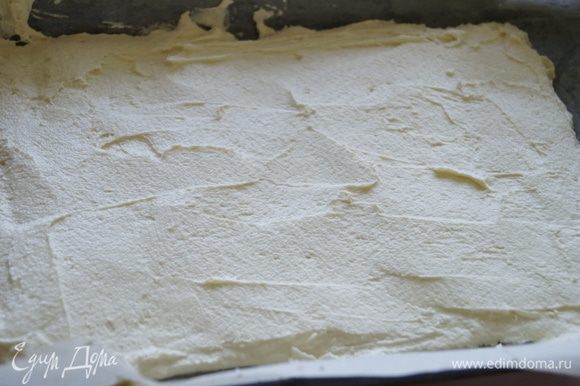 Противень застилаем бумагой для выпечки, немного смазываем маслом и выкладываем ровным слоем тесто