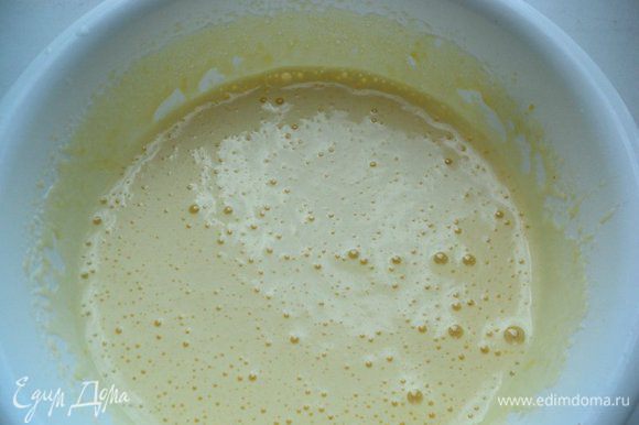 Бисквит: яйца взбить с сахара, поставив емкость, в которой взбиваем, на кастрюлю с горячей водой (посуда не должна касаться воды и кастрюлю не ставить на огонь) до увеличения в объеме в 3-4 раза в течении 5-6 минут.