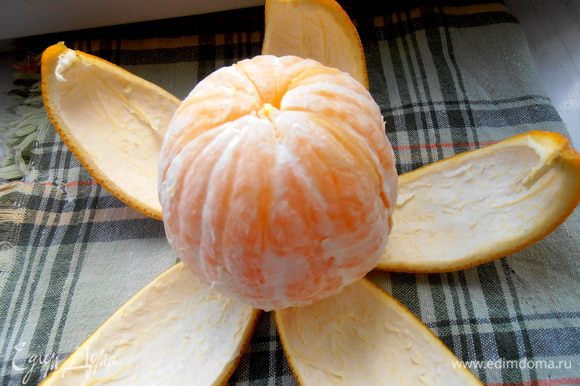 Так как пирог выглядел бледненьким,я решила приукрасить его ярким апельсином!