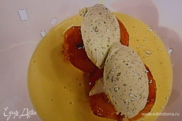 Собираем десерт: тарелку полить сабайоном, в лужицу соуса поместить персик, в персик двумя десертными ложками отсадить мороженое.