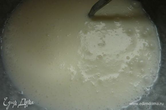 В большой миске, взбейте 60 г сахара с кефиром до полного растворения.Взбивая, добавьте смесь желатина очень тонкой струйкой.