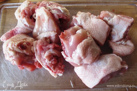 Курицу режем на порционные средние куски.