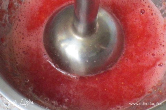 Желатин (2 пластинки) залить холодной водой и оставить на 5 минут. Клубнику и 40 г сахара пюрировать погружным блендером.