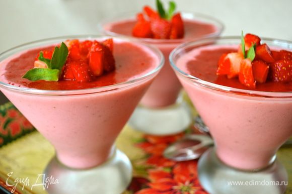 Аккуратно полить полученным ягодным соусом десерт из йогурта. И поставить бокалы в холодильник минимум на 2 часа.