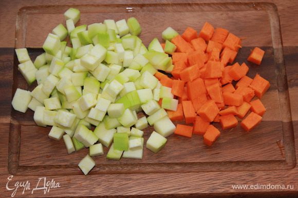 Цукини, лук, перец, тыкву вымыть. Из перца удалить сердцевину. Овощи нарезать маленькими кубиками.
