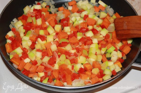 Обжаривать овощи в 2 столовых ложках разогретого растительного масла до готовности овощей.