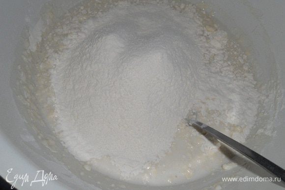 В молоко (250 мл) влить дрожжи, перемешать, добавить половину муки - перемешать и накрыть пленкой, поставить в теплое есто для увелечения массы вдвое.
