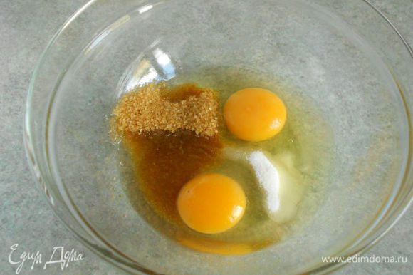 Яйца взбить с коричневым и ванильным сахаром.