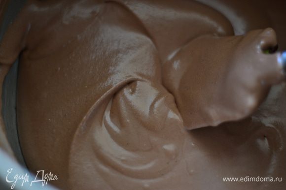 Вмешать сливки в шоколадную массу в 2–3 приема.