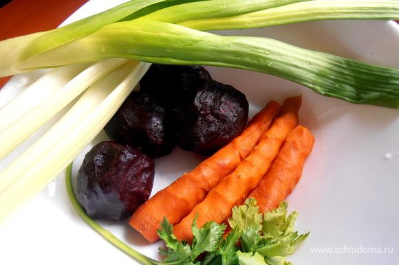 Овощи...Свеклу и морковь отвариваем заранее и охлаждаем.