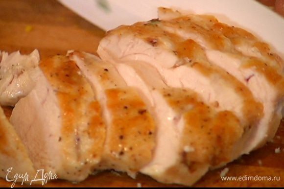 Обжаренные грудки переложить в форму для выпечки и отправить в разогретую духовку на 15 минут. Готовое куриное мясо порезать небольшими кусочками.