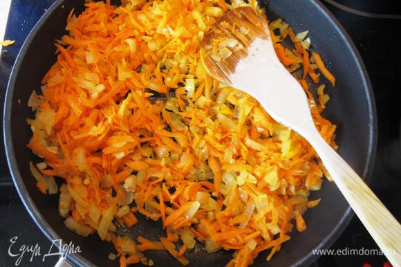 Обжарьте на отдельной сковороде лук и чеснок на растительном масле до прозрачности, добавьте морковь, тушите 5 минут.