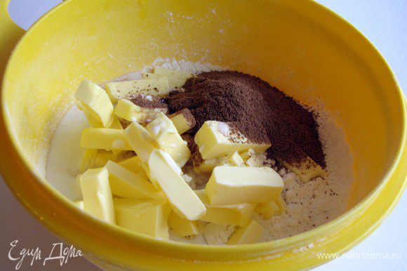 Затем добавьте сливочное масло, какао, молоко.
