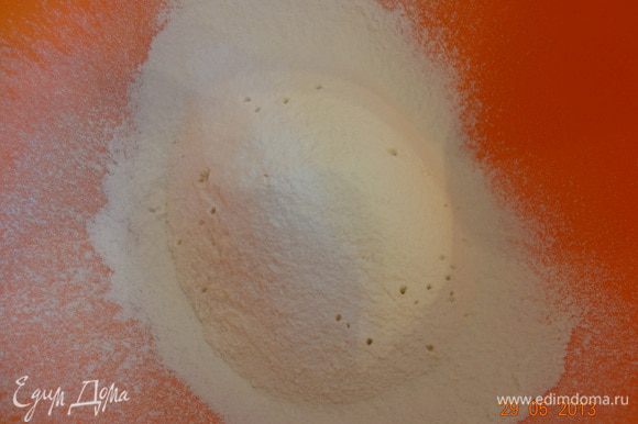 Просеять в миску муку, разрыхлитель, добавить соль и ванильный сахар.