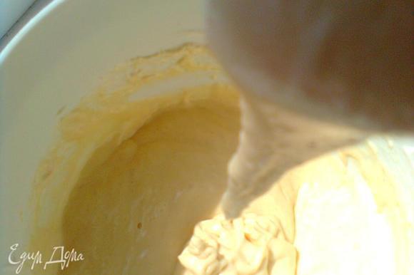 В несколько приемов добавить в тесто взбитые белки и хорошо перемешать, не взбивая. Тесто получится как густая сметана.