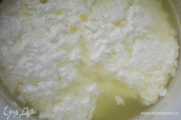 Для начала приготовим итальянский сыр рикотта. Молоко нагреть до 80* и при постоянном помешивании добавить лимонный сок (до образования грудочок). Откинуть сыр на марлю и дать жидкости стечь.