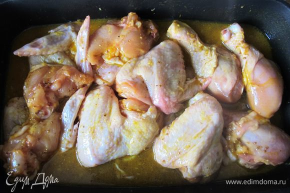 Куски курицы заливаем маринадом, хорошо обмазываем и отправляем на 1 час мариноваться в холодильник.
