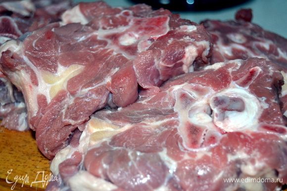 Мясо нарезать кусками среднего размера. Капусту нарезать очень крупными кусками (как арбуз) кочерыжку выбросить.