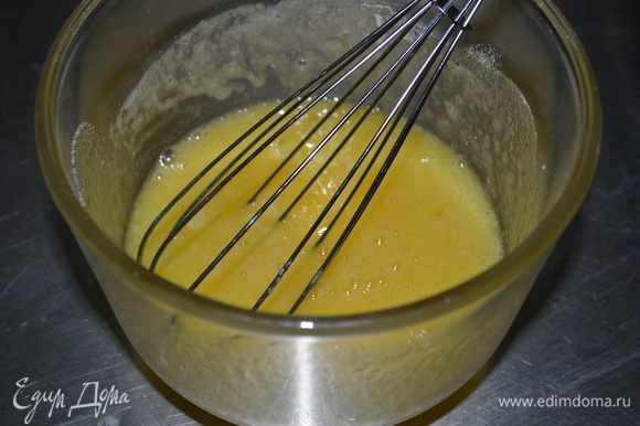 Яйца, сахар и соль перемешать в ёмкости. Выложить в нее шоколадную смесь, муку и разрыхлитель. Все вместе перемешать.