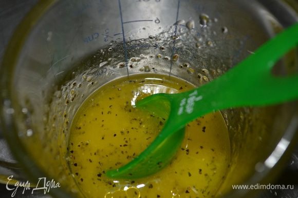 Отдельно смешать в емкости апельсиновый сок, уксус, оливковое масло, соль и черный перец.