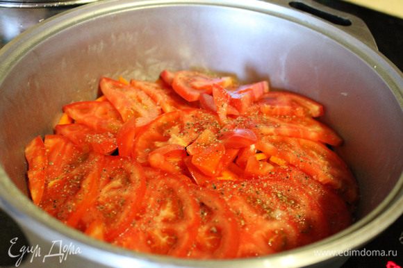 Далее режем помидорки полукольцами и выкладываем поверх моркови. Солим, перчим, добавляем воду или бульон.Накрываем крышкой и тушим на медленном огне 30-40 минут. Перед подачей посыпаем любимой зеленью. Приятного аппетита!