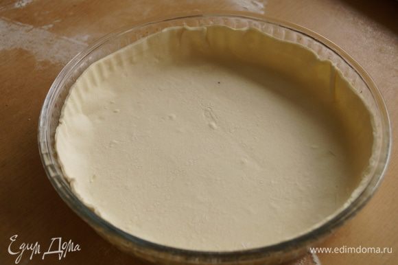 Слоеное тесто раскатать и выложить в форму для выпечки смазанную маслом