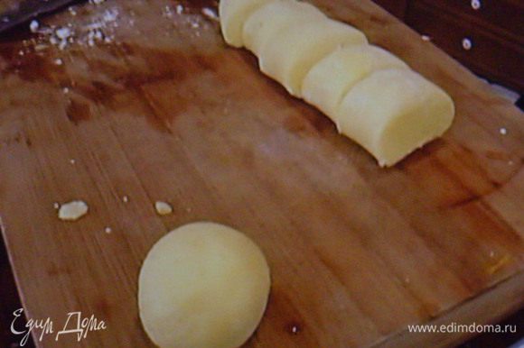 С горячего картофеля снять кожицу и помять его, как на пюре. Добавить желтки, крахмал, посолить, поперчить, добавить мускат и замесить картофельное тесто.Тесто должно быть сухое и не прилипать к рукам ( по надобности добавить ещё крахмал). На посыпанной мукой рабочей поверхности скатать тесто в колбаску, разрезать порционно и скатать в шарики.