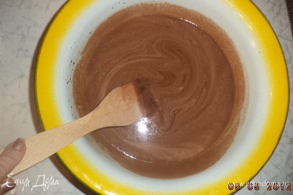 Растопленный шоколад слегка охладить и аккуратно ввести во взбитые яйца.
