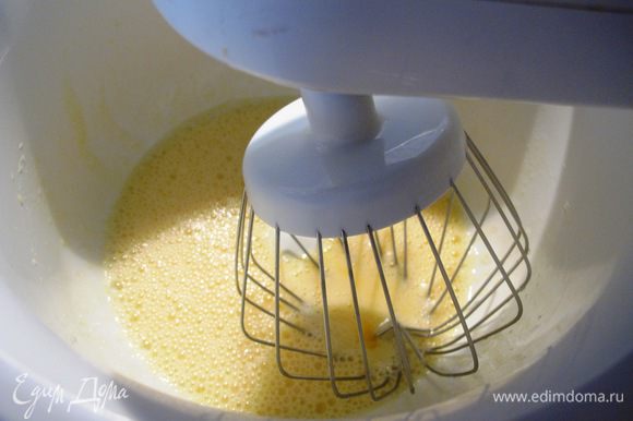 Взбейте до однородсти желтки и яйца, введите в молочную смесь, добавьте мускатный орех, соль, перец.
