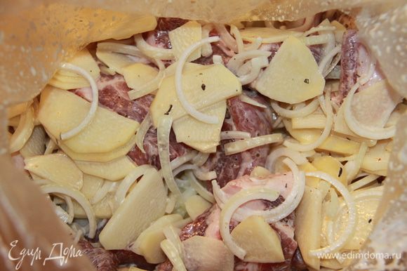 Мясо порезать на крупные порционные куски, картофель тонкими лепестками, лук полукольцами. Выложить всё в пакет, добавить майонез, соль, специи. Перемешать и оставить на 10 минут.