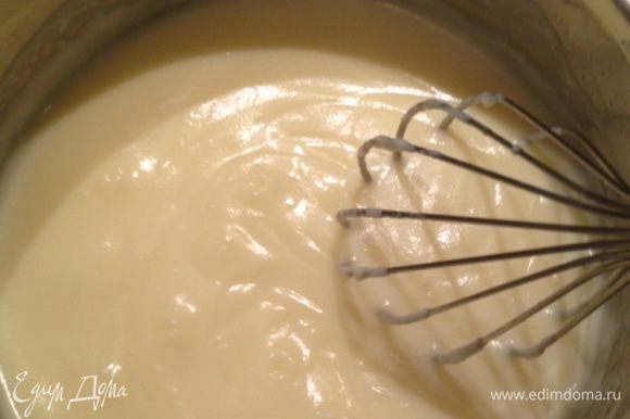 Пока готовится бисквит приготовить крем. Взбить в кастрюльке яйцо с молоком, сахарной пудрой и слив маслом, продолжая взбивать добавить крахмал. Поставить кастрюльку на средний огонь и, все время взбивая, нагреть до появления первых пузырьков. Сразу снять с огня, добавить ванильный сахар и дать остыть