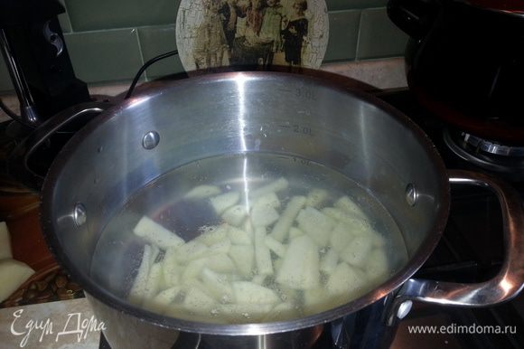 Нарезанный картофель положить в кипящую воду, посолить, варить минут 10