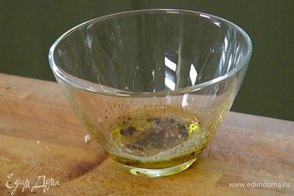 Приготовить заправку: соединить 2 ст.ложки оливкового масла 1/2 ч. ложки бальзамического уксуса, 1 ст.ложку лимонного сока, поперчить, посолить и перемешать.