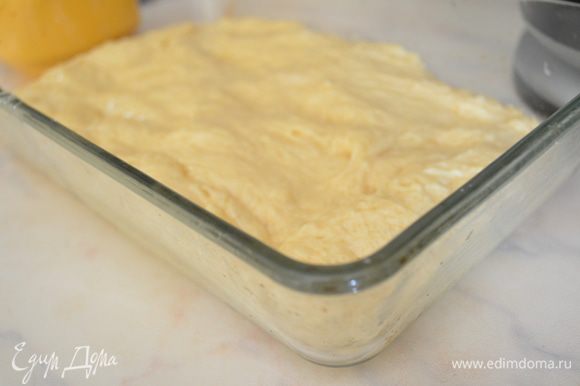 обмять тесто и переложить тесто в смазанную маслом прямоугольную форму для выпечки, оставить еще на 30 минут