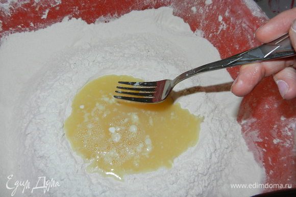 Получившуюся жидкость выливаем в муку (добавляем немножко растительного масла) и замешиваем тесто.
